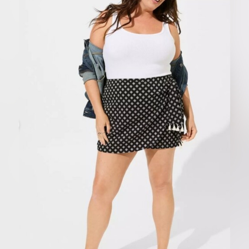 Torrid Black & White Geo Print Stretch Challis High Rise Skort w/Tassels 